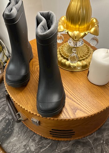Kemer Detaylı Siyah Kauçuk Çocuk Botu - Görsel 2