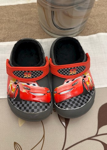 Erkek Çocuk Renkli Arabalı Kaydırmaz Terlik CROCS - Görsel 5