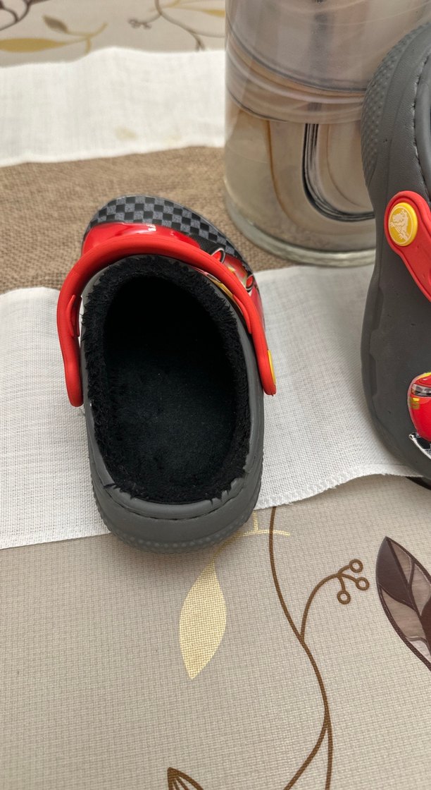 Erkek Çocuk Renkli Arabalı Kaydırmaz Terlik CROCS - Görsel 2