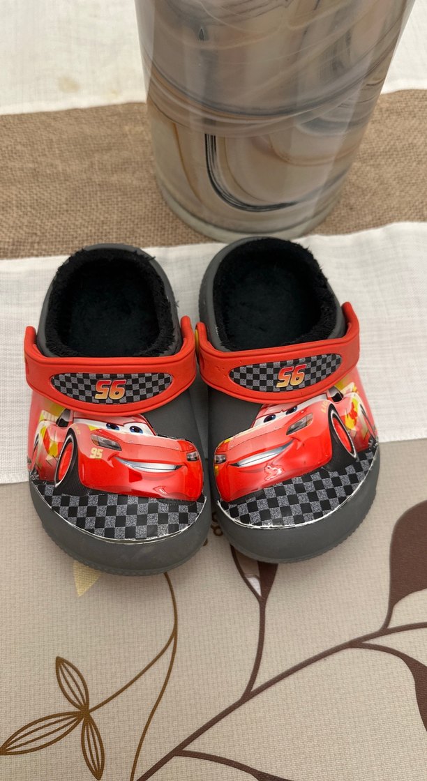 Erkek Çocuk Renkli Arabalı Kaydırmaz Terlik CROCS - Görsel 5