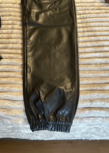 Kadın Siyah Deri Kemerli Pantolon( Suni Deri) - Görsel 2