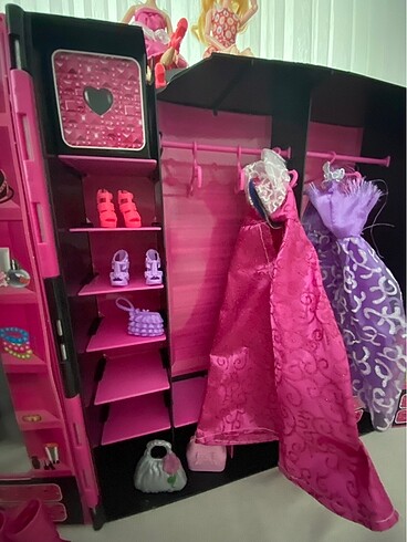  Barbie Dolabı Ve Arkadaşı