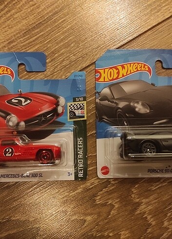 3'lü Hot Wheels Koleksiyonluk Araba {Bir tane açık araba hediye}