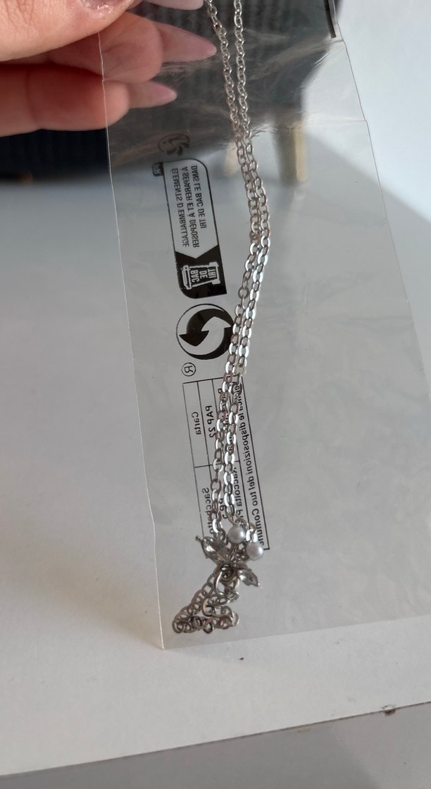 Gri Zincir Detaylı Beyaz Yılan Desenli Kadın Kolye - Görsel 2