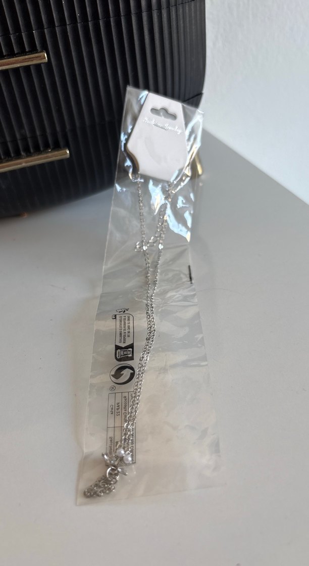 Gri Zincir Detaylı Beyaz Yılan Desenli Kadın Kolye - Görsel 3