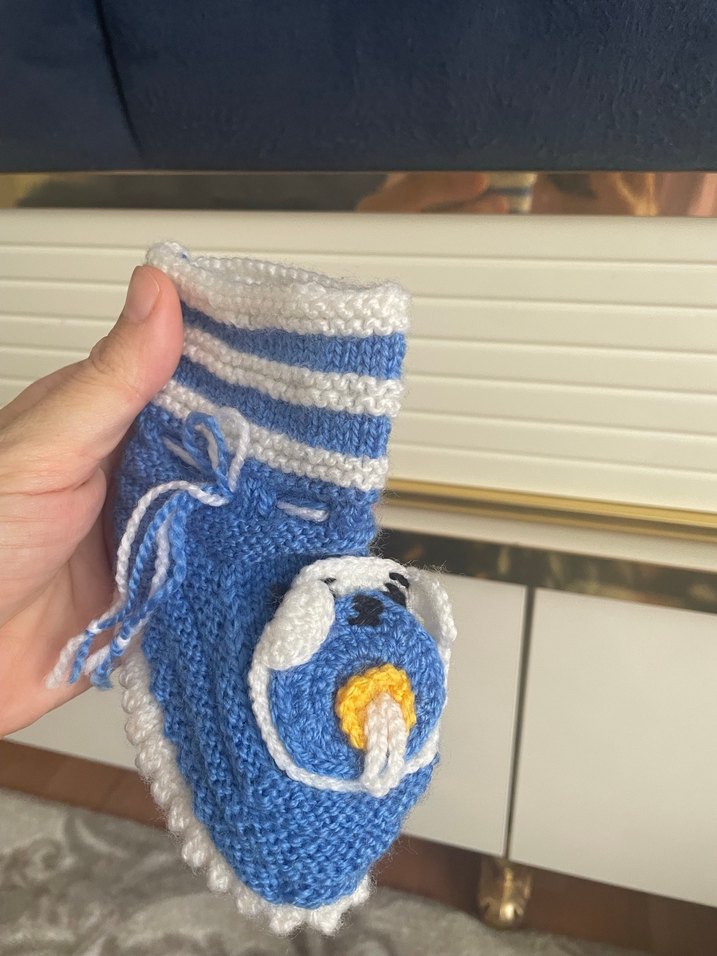 Mavi Nakışlı Erkek Bebek Örgü Patik - Görsel 2