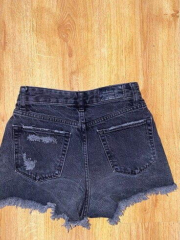 Bershka Harika yırtık Bershka denim şort