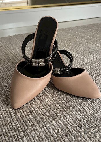 Bej Deri Stiletto Tokalı Kadın Topuklu Ayakkabı