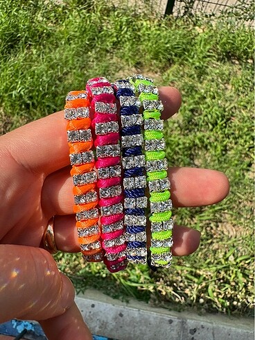 Zara Sıra taşlı ve neon renkli bileklikler