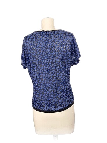 m Beden Mango T-shirt %70 İndirimli.