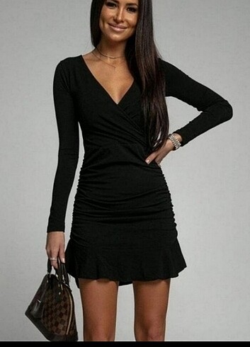 Siyah fırfırlı elbise