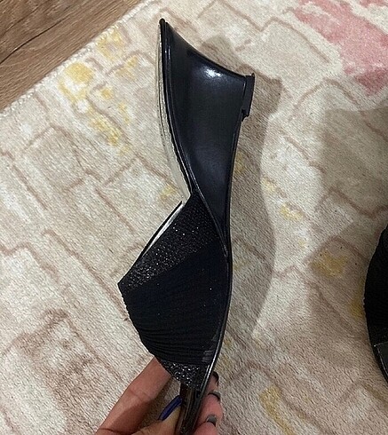 39 Beden Siyah taşlı topuklu terlik
