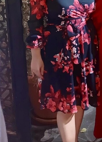 Kırmızı elbise 