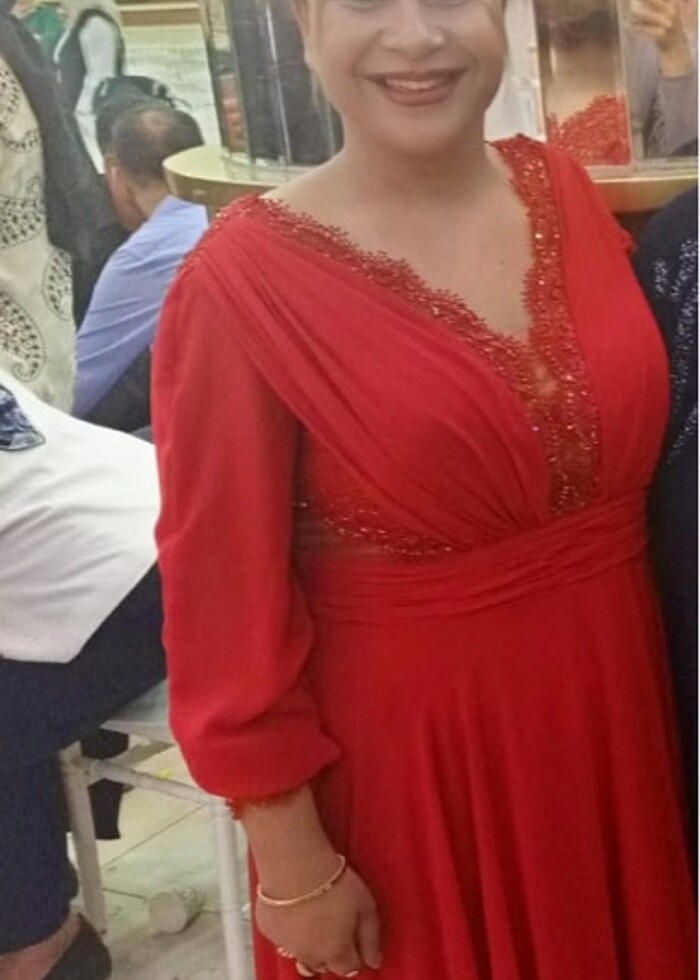 Kırmızı elbise - Görsel 3