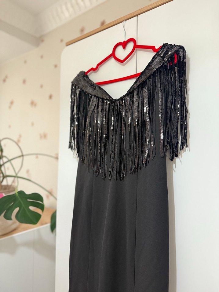 Püsküllü Siyah Uzun V Yaka Gotik Elbise - Görsel 5