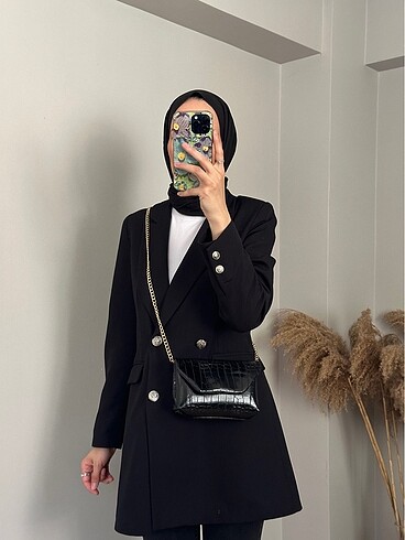 Siyah zincir model çanta