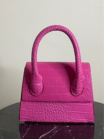 Pembe çanta