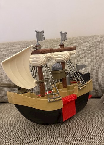 Kahverengi Karanlık Renkli Korsan Gemisi Figürü