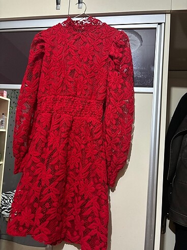 Kırmızı işleme elbise