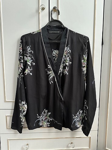 Zara floral desenli bluz