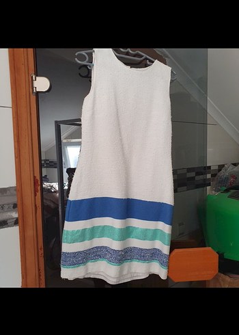 tvit Beyaz etek uclari renkli seritli midi elbise