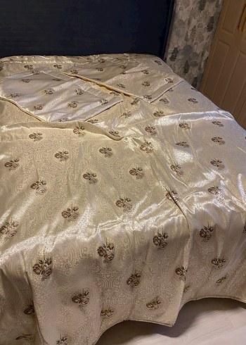 İşlemeli Beyaz Parlak Yatak Örtüsü - Görsel 4