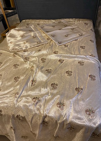 İşlemeli Beyaz Parlak Yatak Örtüsü - Görsel 2