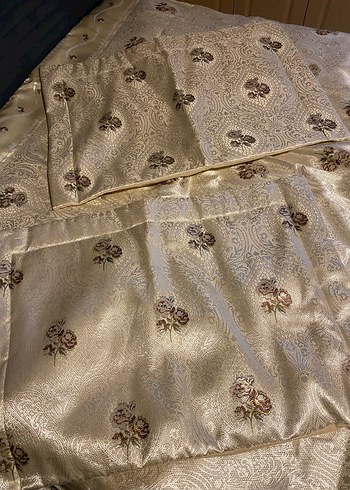 İşlemeli Beyaz Parlak Yatak Örtüsü - Görsel 3