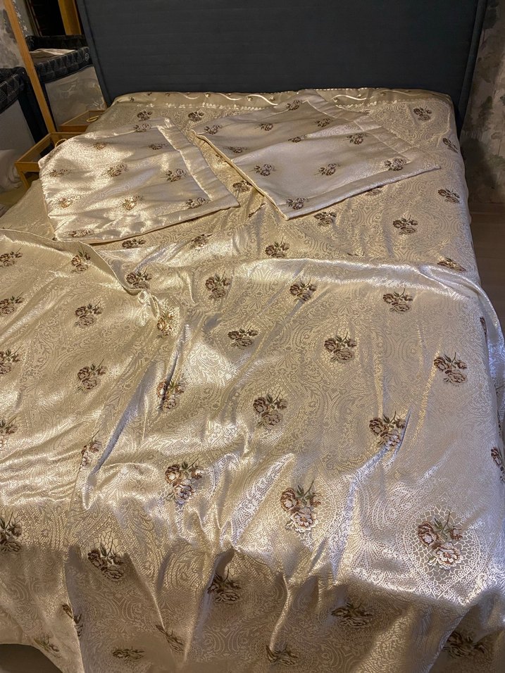İşlemeli Beyaz Parlak Yatak Örtüsü - Görsel 2