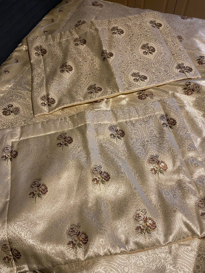 İşlemeli Beyaz Parlak Yatak Örtüsü - Görsel 3