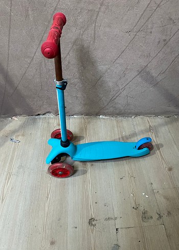 Çocuklar için renkli mavi scooter - Görsel 2