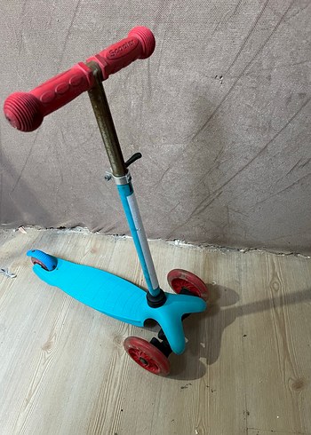 Çocuklar için renkli mavi scooter - Görsel 4