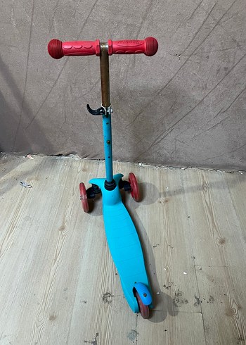 Çocuklar için renkli mavi scooter - Görsel 3