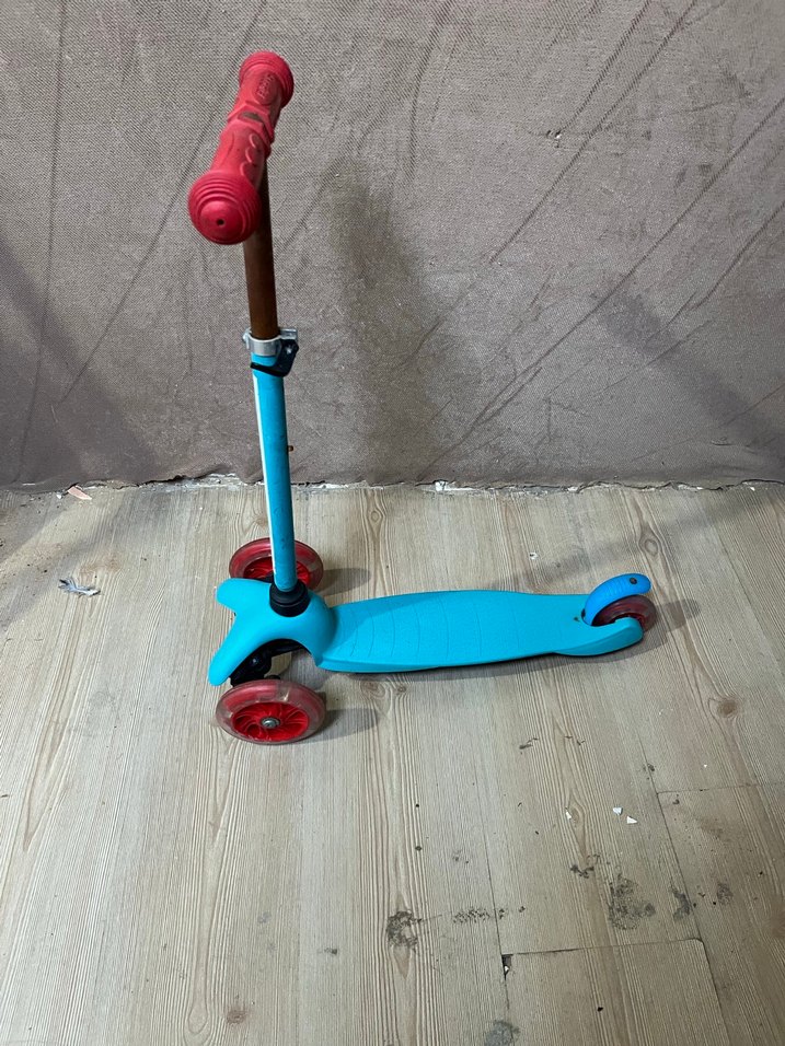 Çocuklar için renkli mavi scooter - Görsel 2
