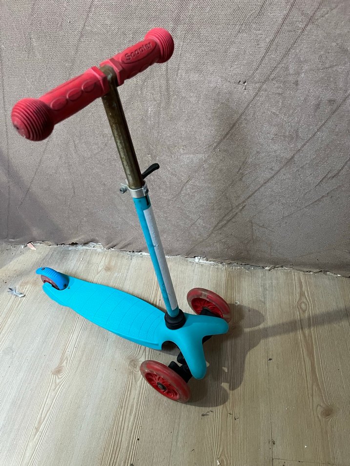 Çocuklar için renkli mavi scooter - Görsel 4