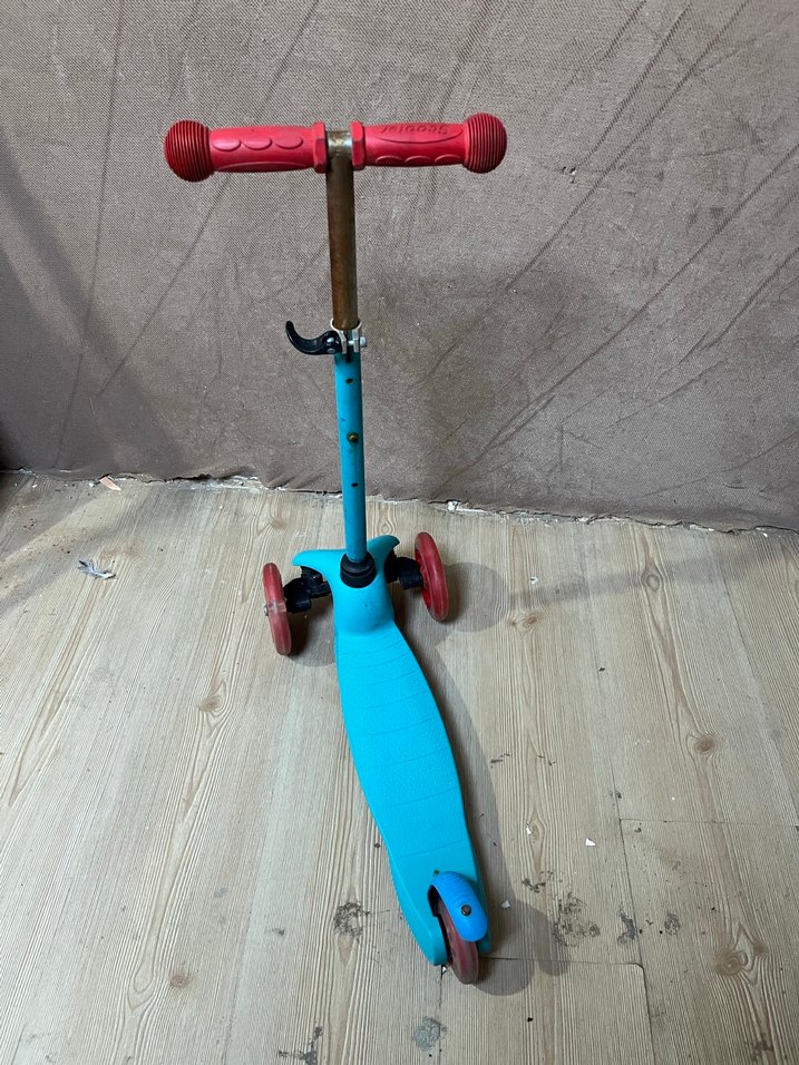 Çocuklar için renkli mavi scooter - Görsel 3