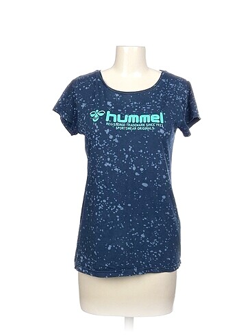 Hummel T-shirt %70 İndirimli.