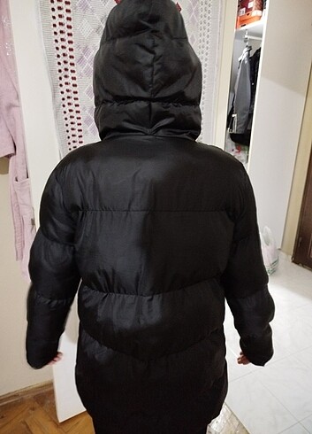Kapüşonlu siyah mont - Görsel 2