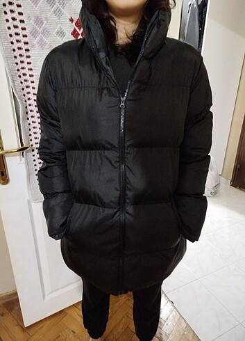 Kapüşonlu siyah mont - Görsel 3