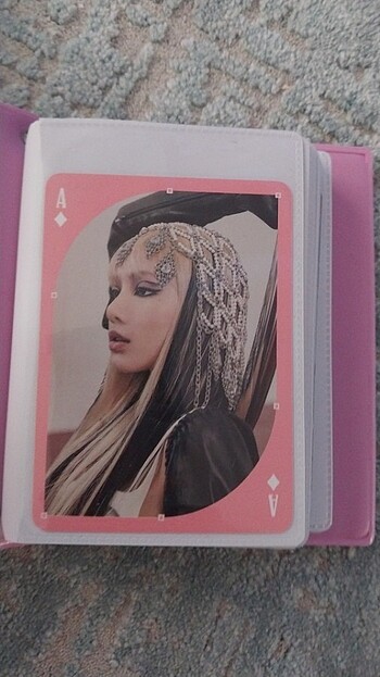 Lisa play card