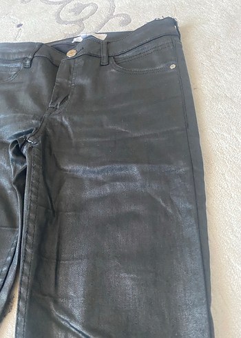 32 Beden Siyah Deri Görünümlü Parlak Kadın Jeans