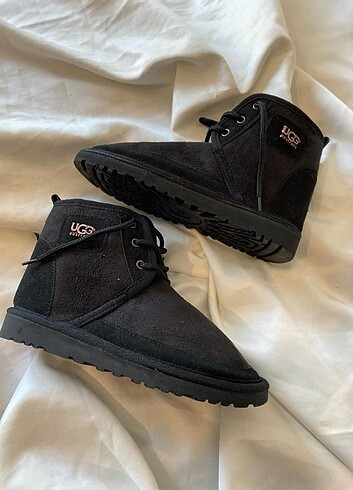 UGG BAĞCIKLI İÇİ TÜYLÜ BOT SİYAH 