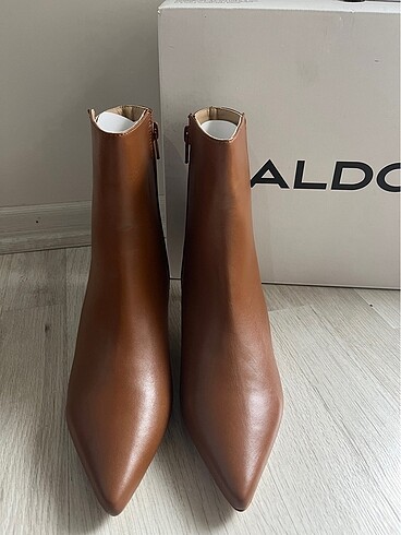 Aldo Aldo. Mark kahverengi ince topuk bot