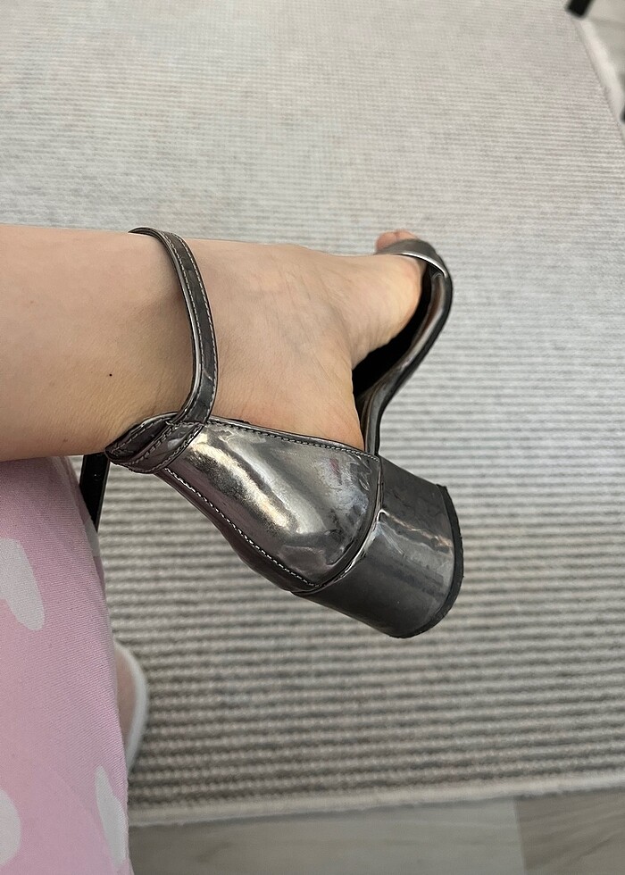 Bilekli gümüş rengi topuklu - Görsel 3