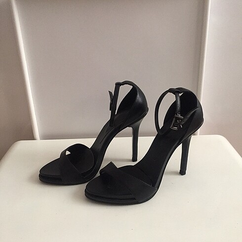 Zara Siyah Tek Bant Topuklu Ayakkabı (36)