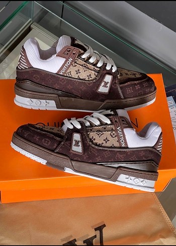 Louis Vuitton Kahverengi Süet Spor Ayakkabı | Gardrops