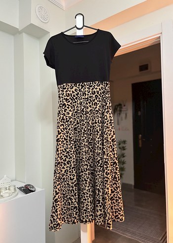 Siyah leoparlı elbise