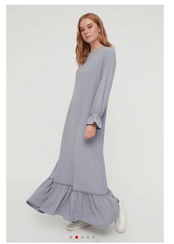 Trendyol Modest Gri Kol Detaylı Volanlı Aerobin Dokuma Elbise - Görsel 2