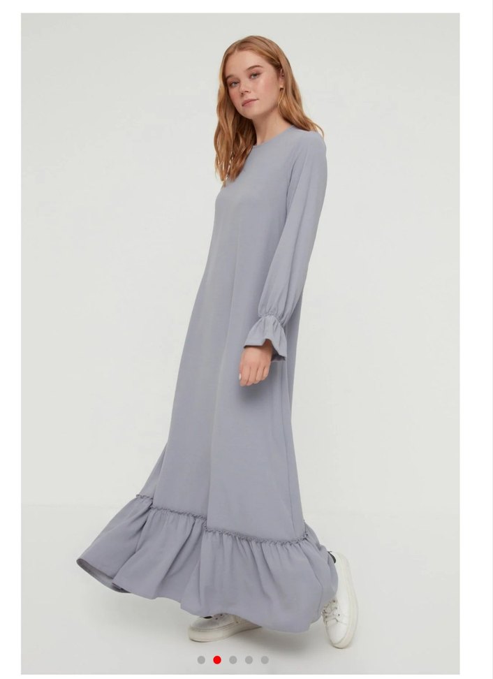 Trendyol Modest Gri Kol Detaylı Volanlı Aerobin Dokuma Elbise - Görsel 2