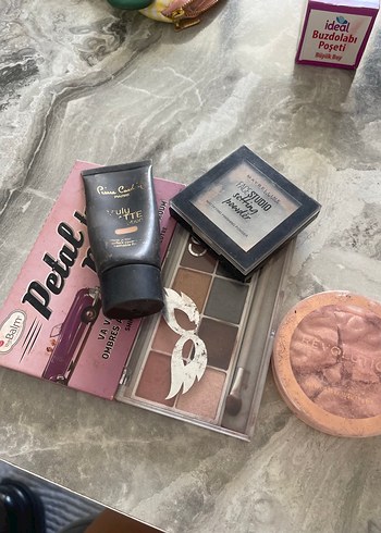 Bej ve Gri Tonlarda Makyaj Ürünleri Seti - Görsel 6